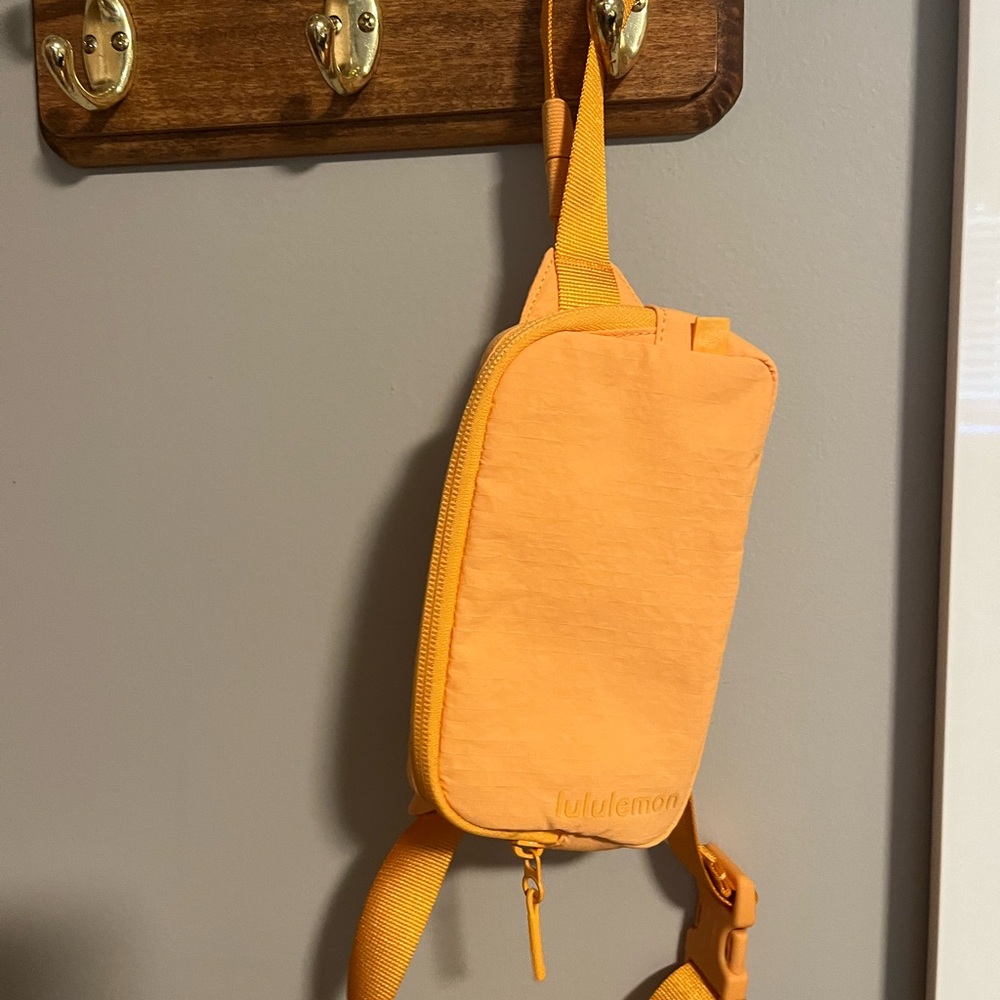 LULULEMON everywhere belt bag mini.